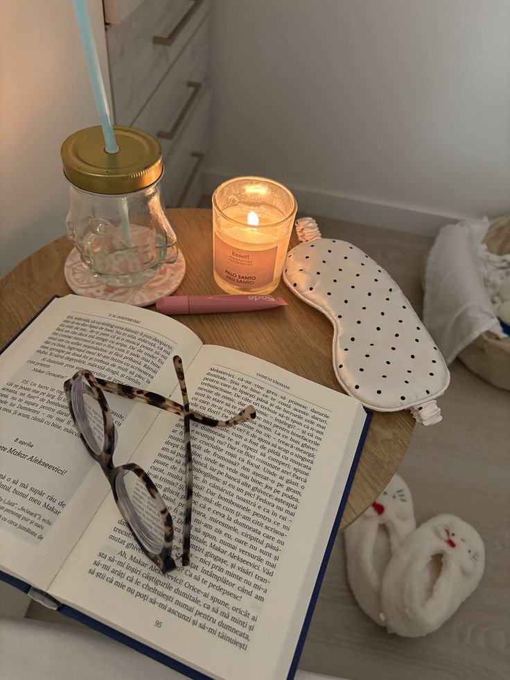 Rotina noturna com livro, vela aromática, máscara de dormir e bebida, representando hábitos para melhorar a qualidade do sono